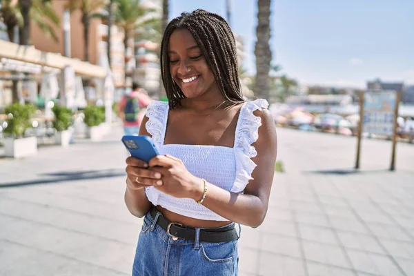 Νεαρή Αφρικάνα Αμερικανίδα Χαμογελαστή Χαρούμενη Χρησιμοποιώντας Smartphone Στο Αίθριο — Φωτογραφία Αρχείου