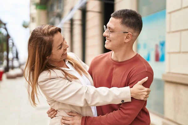 男と女の母親と息子が通りで抱き合っている — ストック写真