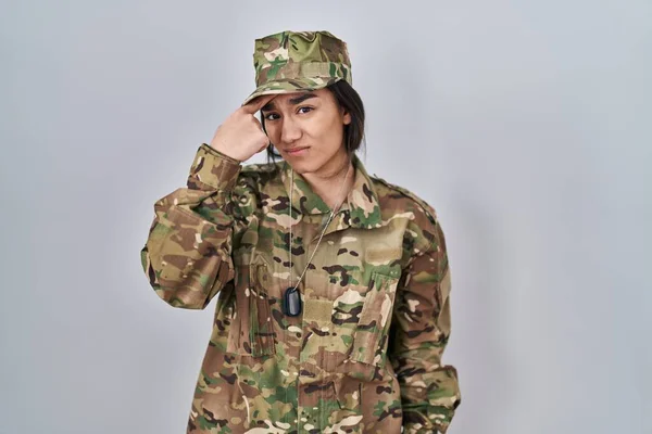 Jonge Zuid Aziatische Vrouw Draagt Camouflage Legeruniform Wijzend Ongelukkig Pukkelen — Stockfoto