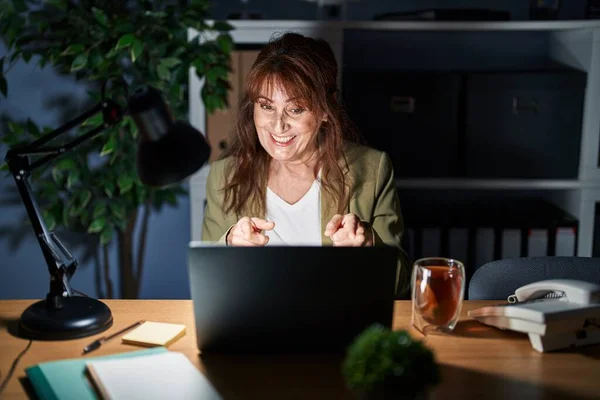 Middle Age Hispanic Woman Working Using Computer Laptop Night Pointing — Stockfoto