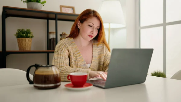 Joven Pelirroja Usando Laptop Bebiendo Café Casa —  Fotos de Stock