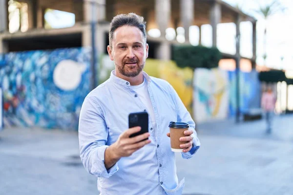 Jonge Blanke Man Met Behulp Van Smartphone Het Drinken Van — Stockfoto