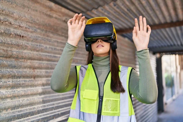 Jeune Belle Architecte Hispanique Utilisant Des Lunettes Réalité Virtuelle Rue — Photo