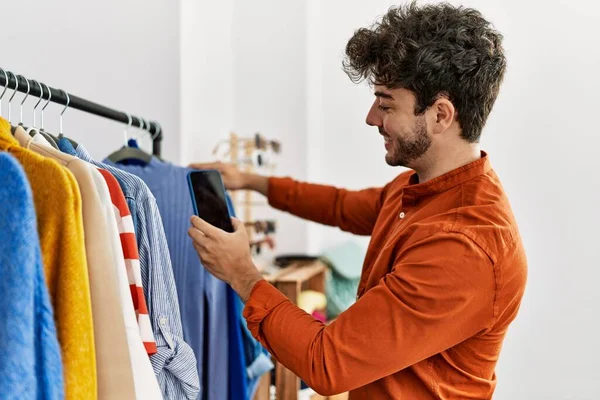 Ung Latinamerikan Affärsman Man Ler Glad Arbetar Kläder Butik — Stockfoto