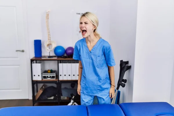 Jovem Fisioterapeuta Mulher Trabalhando Clínica Recuperação Dor Irritada Louca Gritando — Fotografia de Stock