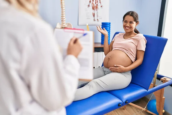 Jonge Zwangere Vrouw Fysiotherapeut Kliniek Boos Boos Schreeuwend Gefrustreerd Woedend — Stockfoto