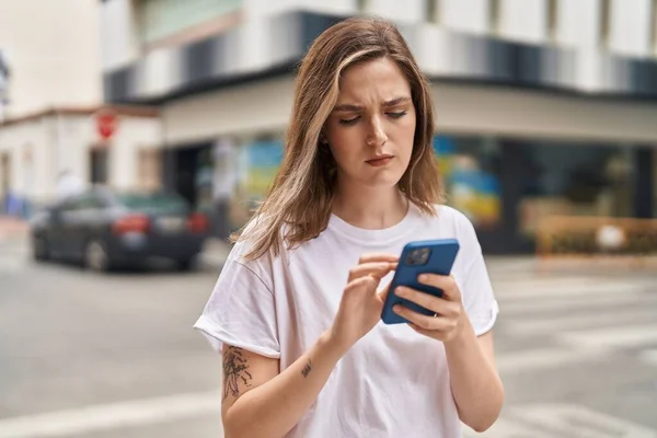 Genç Kadın Smartphone Sokağı Nda Kullanma — Stok fotoğraf