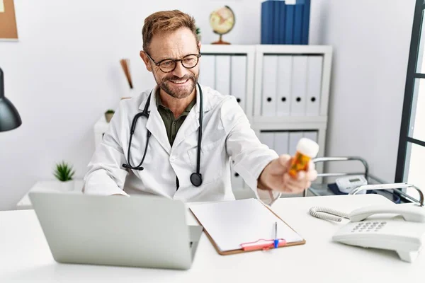 Middle Age Hispanic Man Wearing Doctor Uniform Holding Pills Clinic — Zdjęcie stockowe