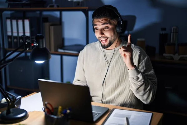 Joven Hombre Guapo Que Trabaja Usando Computadora Portátil Por Noche —  Fotos de Stock