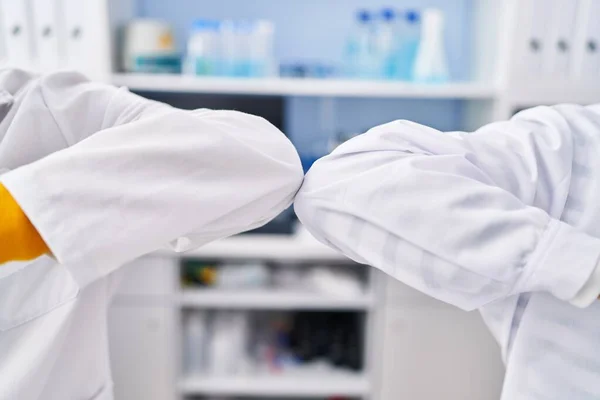 Dos Hombres Científicos Saludando Con Codo Laboratorio —  Fotos de Stock