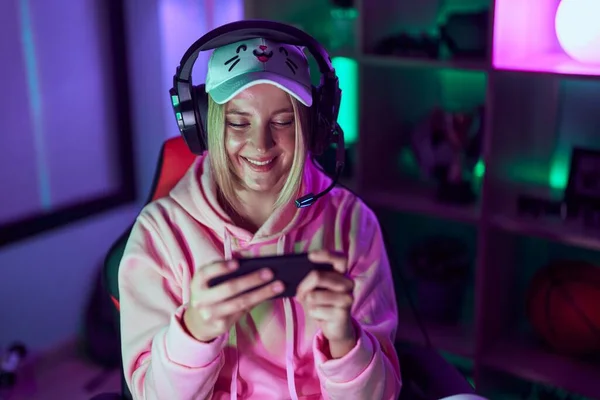 Young Blonde Woman Streamer Smiling Confident Playing Video Game Gaming — ストック写真