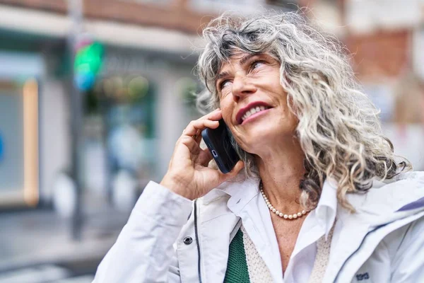 Mujer Mediana Edad Sonriendo Confiado Hablando Teléfono Inteligente Calle —  Fotos de Stock