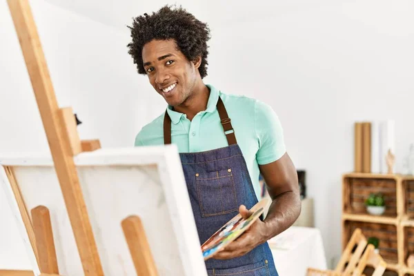 Jovem Artista Afro Americano Homem Sorrindo Desenho Feliz Estúdio Arte — Fotografia de Stock