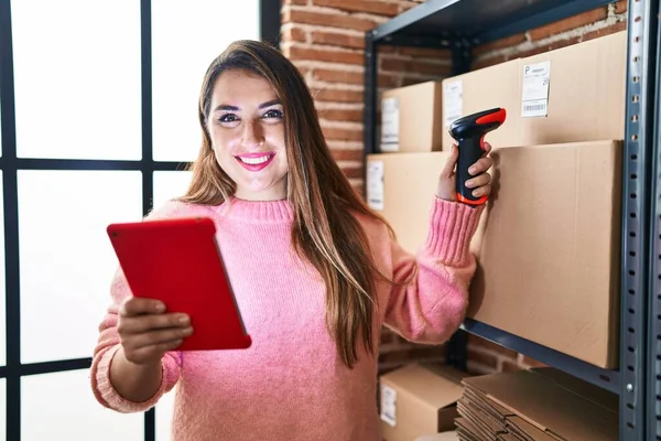 Young Beautiful Hispanic Woman Ecommerce Business Worker Using Touchpad Scanning — Stock Fotó