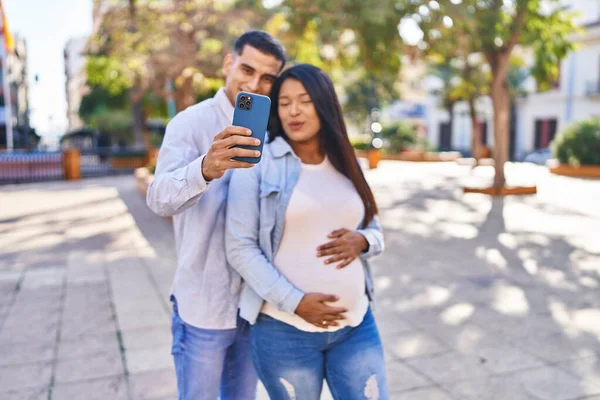 Mladý Latinský Pár Očekává Dítě Dělat Selfie Smartphonu Parku — Stock fotografie