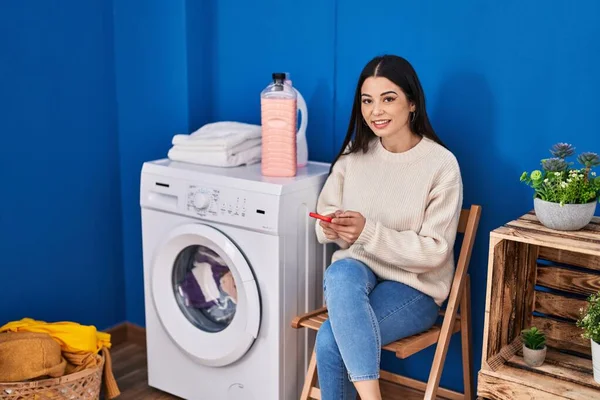 Νεαρή Όμορφη Ισπανόφωνη Γυναίκα Που Χρησιμοποιεί Smartphone Περιμένει Πλυντήριο Στο — Φωτογραφία Αρχείου