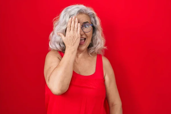 Orta Yaşlı Kır Saçlı Kırmızı Arka Planda Duran Bir Kadın — Stok fotoğraf