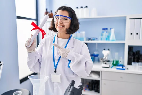Young Hispanic Woman Working Scientist Laboratory Holding Degree Smiling Happy — Stockfoto