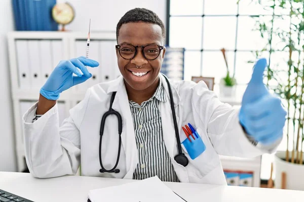 Junger Afrikanischer Arzt Mit Spritze Krankenhaus Und Positiver Geste Mit — Stockfoto