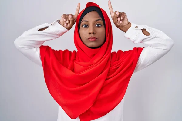 Ung Arabiska Kvinna Bär Traditionell Islamisk Hijab Halsduk Gör Rolig — Stockfoto