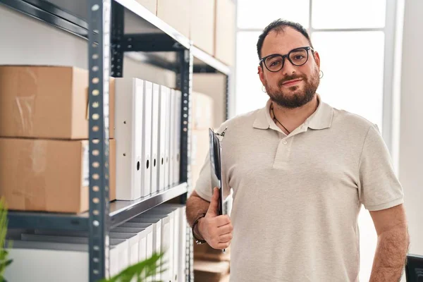 Young Hispanic Man Commerce Business Worker Holding Clipboard Office — Foto Stock