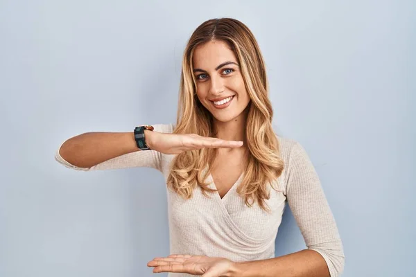Young Blonde Woman Standing Isolated Background Gesturing Hands Showing Big — Stockfoto