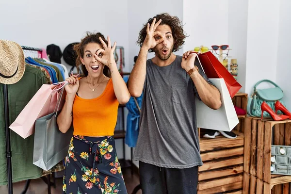 Unga Latinamerikanska Par Håller Shoppingväskor Butik Gör Gest Chockad Med — Stockfoto