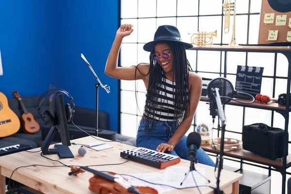 Африканская Американка Музыкант Улыбается Уверенно Проводя Сеанс Джея Музыкальной Студии — стоковое фото