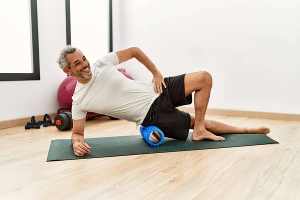 Grauhaariger Mann Mittleren Alters Beim Schaumstoffrollen Stretching Sportzentrum — Stockfoto