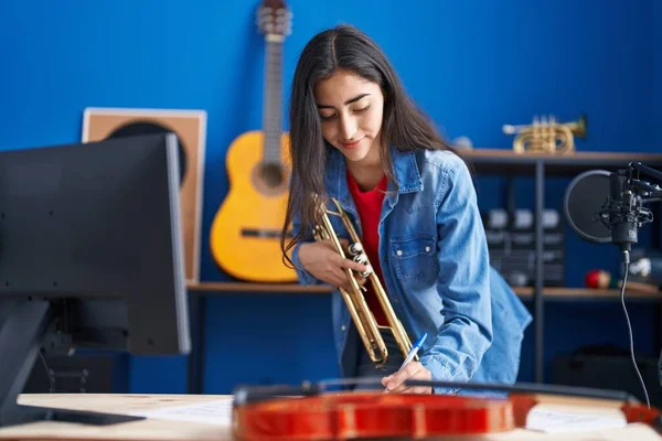 Joven Músico Hispano Sosteniendo Trompeta Componiendo Canción Estudio Música — Foto de Stock