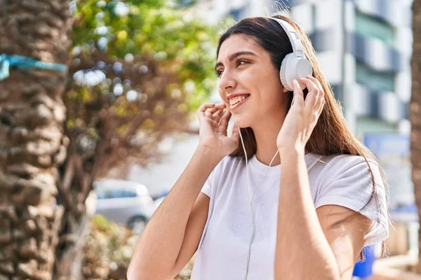 Young Beautiful Hispanic Woman Listening Music Standing Park — 图库照片