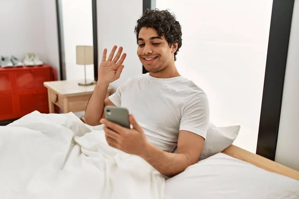 Junger Hispanischer Mann Telefoniert Smartphone Auf Dem Bett Schlafzimmer — Stockfoto