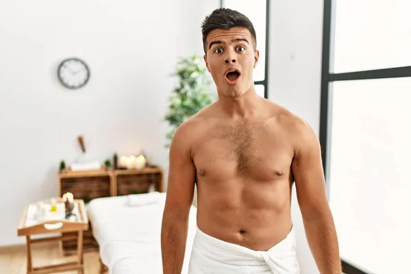 Jonge Spaanse Man Zonder Shirt Spa Centrum Bang Geschokt Met — Stockfoto