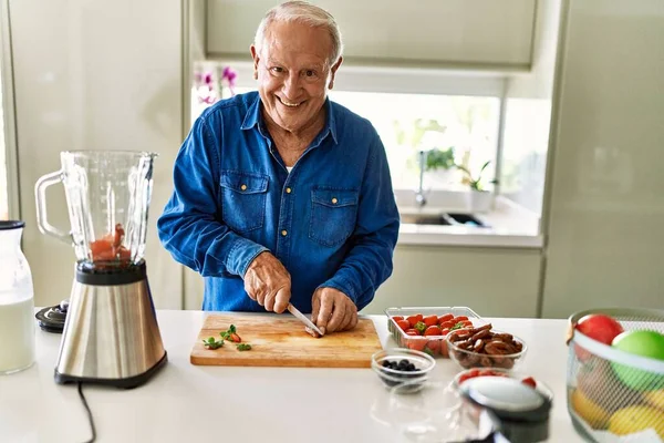 Starší Muž Usměvavý Sebevědomě Řezání Datil Kuchyni — Stock fotografie