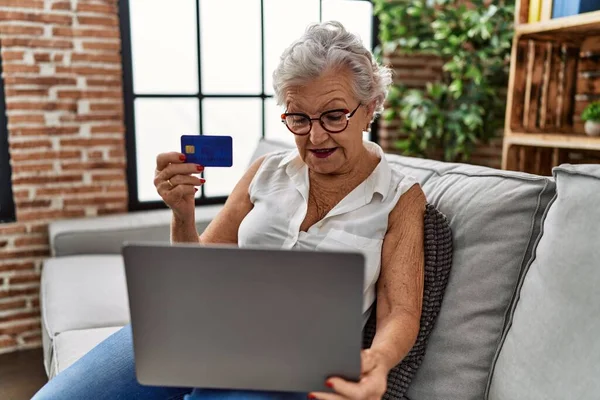 Senior Gråhårig Kvinna Som Använder Laptop Och Kreditkort Sitter Soffan — Stockfoto