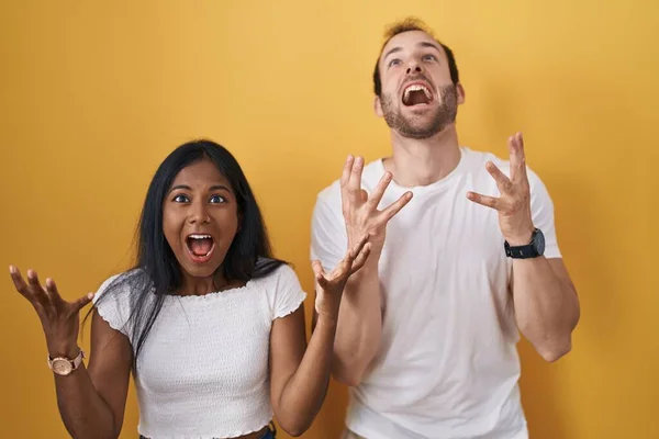 Interracial Couple Standing Yellow Background Crazy Mad Shouting Yelling Aggressive — 图库照片