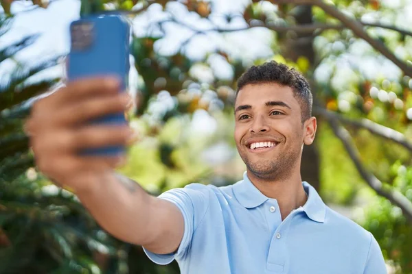 Afro Amerikalı Adam Gülümsüyor Parktaki Akıllı Telefonun Yanında Özçekim Yapıyor — Stok fotoğraf