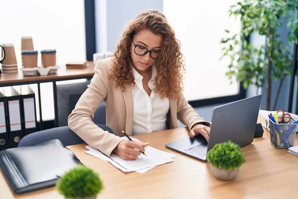 Jonge Mooie Spaanse Vrouw Zakenman Met Behulp Van Laptop Schrijven — Stockfoto