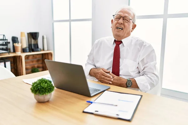 消化不良 痛みを伴う病気が体調不良のために胃の上に手でコンピュータのラップトップを使用してオフィスで働くシニア男性 キャッシュ コンセプト — ストック写真