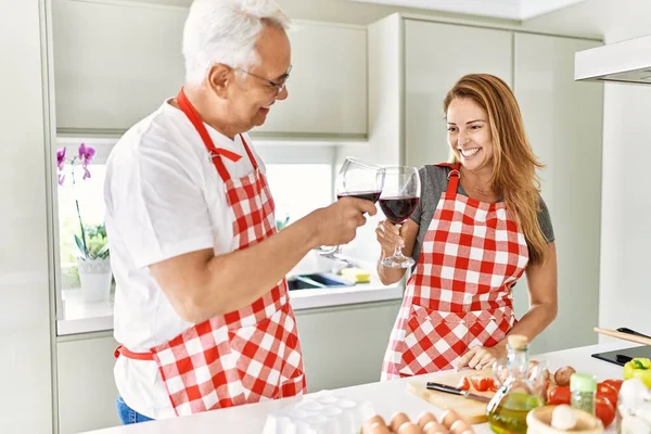 Couple Hispanique Moyen Âge Souriant Heureux Toasting Avec Vin Cuisine — Photo