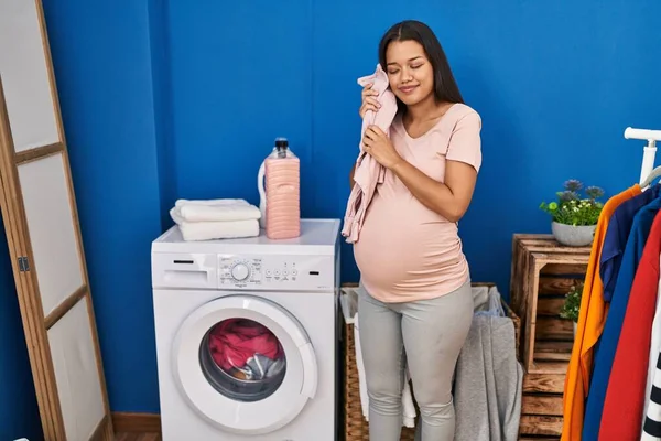 Jeune Femme Latine Enceinte Tenant Des Vêtements Bébé Buanderie — Photo