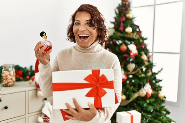 Donna Ispanica Mezza Età Che Tiene Regalo Piedi Vicino All — Foto Stock