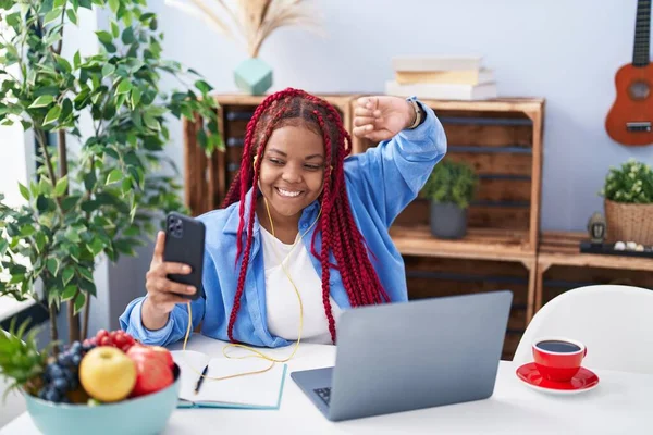 Mujer Afroamericana Usando Laptop Escuchando Música Casa —  Fotos de Stock