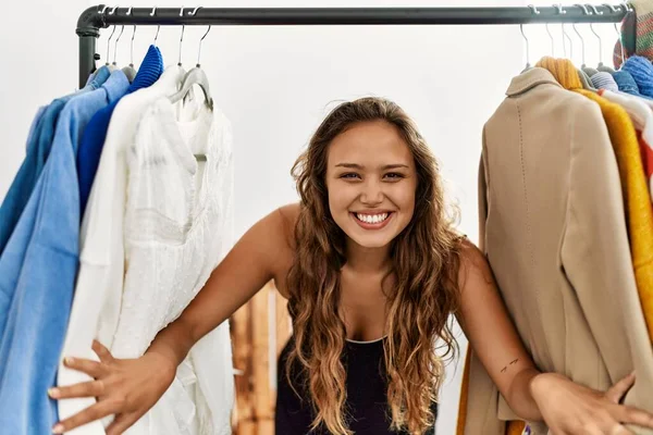 Young Hispanic Customer Woman Smiling Happy Appearing Clothes Clothing Store — Stock Photo, Image
