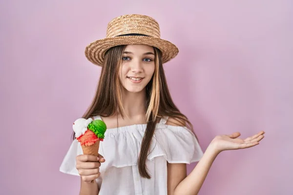 Dondurma Tutan Genç Kız Neşeli Bir Şekilde Sunum Yapıyor Avuç — Stok fotoğraf