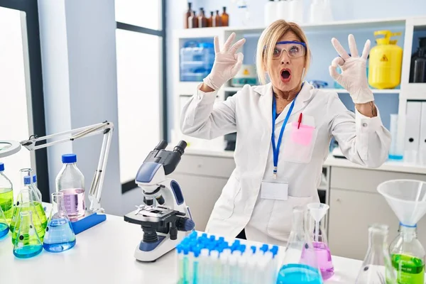 Middelbare Leeftijd Blonde Vrouw Werken Bij Wetenschapper Laboratorium Kijken Verrast — Stockfoto