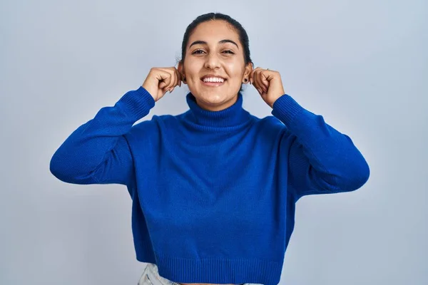 Young Hispanic Woman Standing Isolated Background Smiling Pulling Ears Fingers — Stockfoto