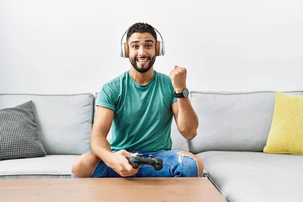 Snygg Hispanic Man Bär Hörlurar Spelar Spel Innehav Controller Skriker — Stockfoto