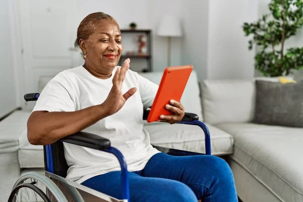 Senior Αφροαμερικανή Γυναίκα Που Έχει Βιντεοκλήση Κάθεται Αναπηρική Καρέκλα Στο — Φωτογραφία Αρχείου