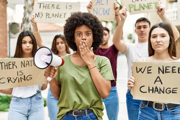 Ομάδα Νεαρών Φίλων Που Διαμαρτύρονται Και Δίνουν Συνθήματα Στο Δρόμο — Φωτογραφία Αρχείου